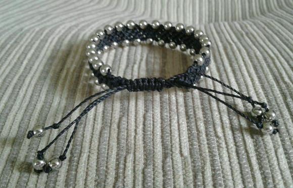 Pulseira de Macramê com Miçangas Prateadas