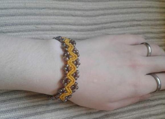 Pulseira de Macramê com Miçangas nas Bordas