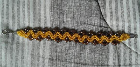 Pulseira de Macramê com Miçangas nas Bordas