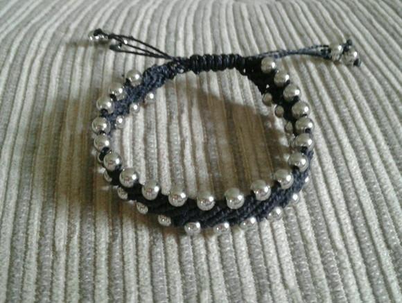 Pulseira de Macramê com Miçangas Prateadas