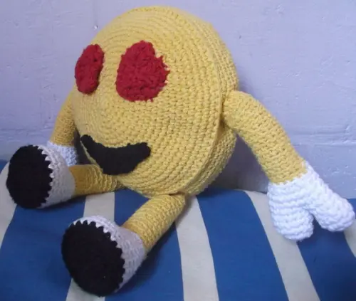 Almofadinha Emoji Apaixonado em Crochê Amigurumi