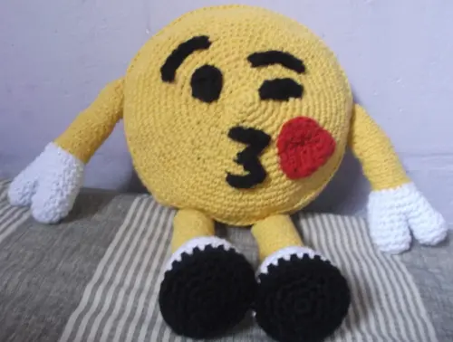 Almofadinha Emoji Beijinho em Crochê Amigurumi