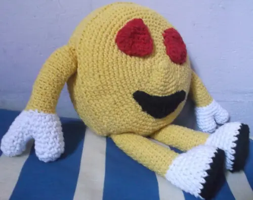 Almofadinha Emoji Apaixonado em Crochê Amigurumi