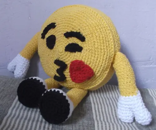 Almofadinha Emoji Beijinho em Crochê Amigurumi