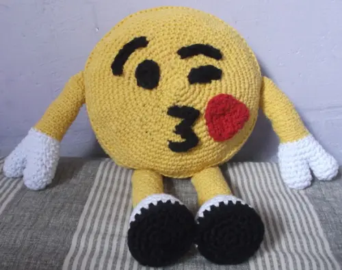 Almofadinha Emoji Beijinho em Crochê Amigurumi