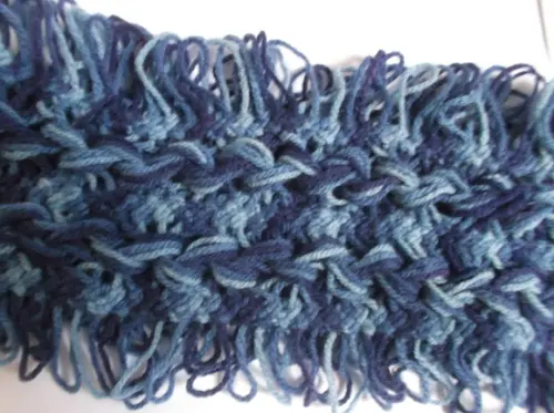 Cachecol Azul de Crochê de Grampo