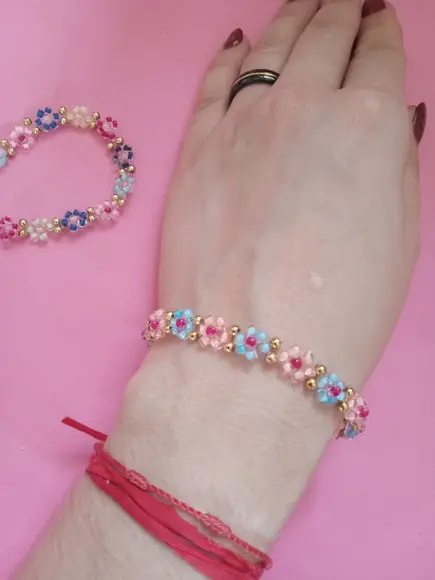 Pulseira de Flores Delicadas com Miçangas