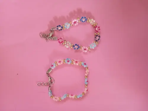Pulseira de Flores Delicadas com Miçangas