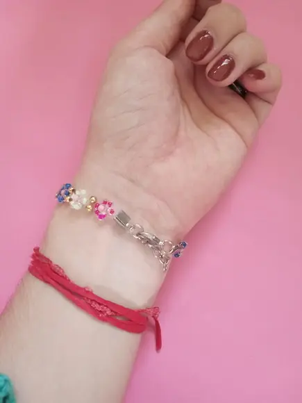 Pulseira de Flores Delicadas com Miçangas