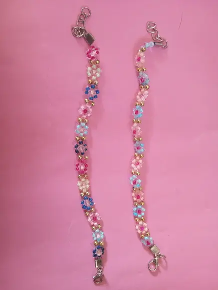 Pulseira de Flores Delicadas com Miçangas