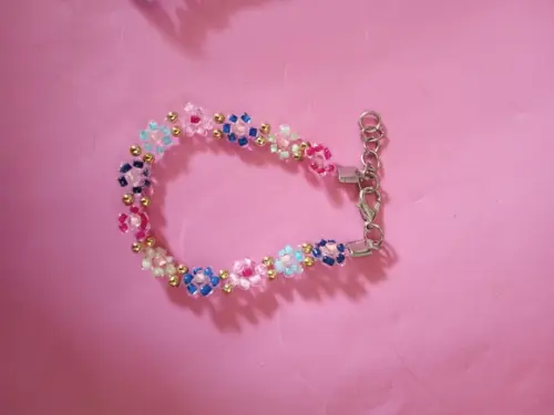 Pulseira de Flores Delicadas com Miçangas