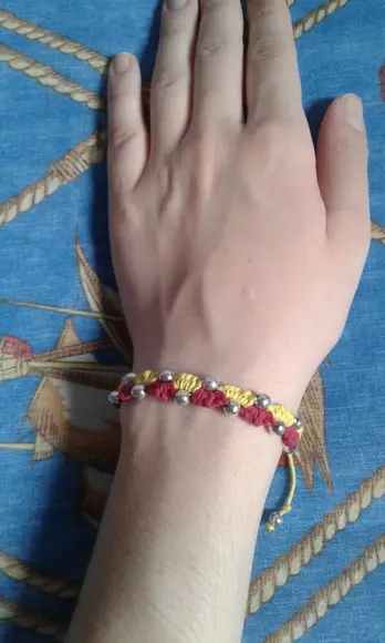 Pulseira de Macramê com Miçangas Brilhantes