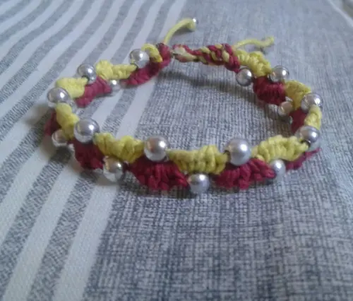 Pulseira de Macramê com Miçangas Brilhantes