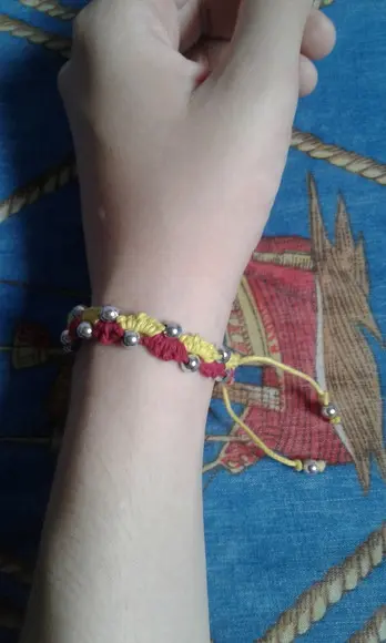 Pulseira de Macramê com Miçangas Brilhantes
