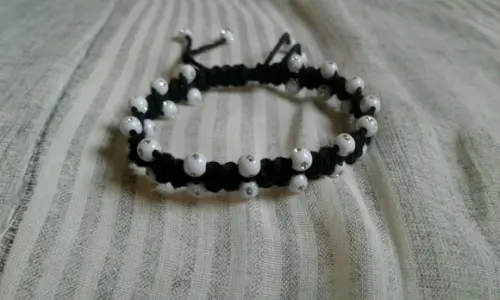 Pulseira de Macramê com Miçangas Brilhantes