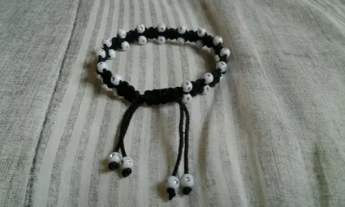 Pulseira de Macramê com Miçangas Brilhantes