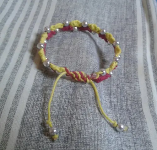 Pulseira de Macramê com Miçangas Brilhantes