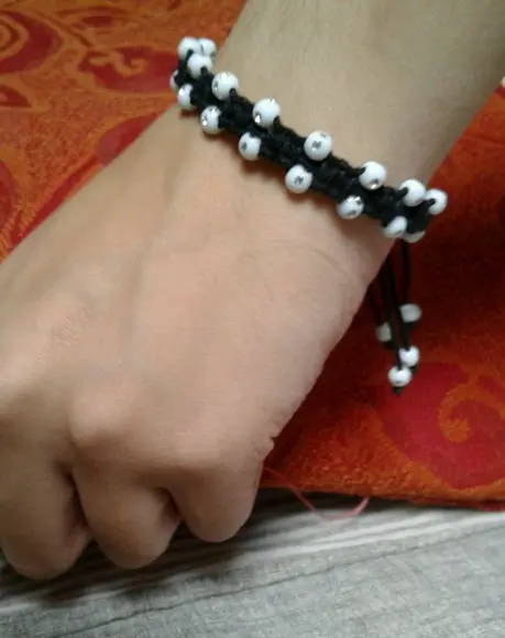 Pulseira de Macramê com Miçangas Brilhantes
