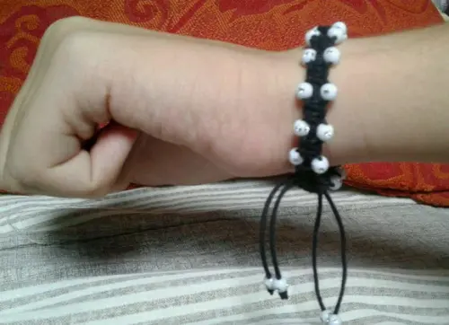 Pulseira de Macramê com Miçangas Brilhantes
