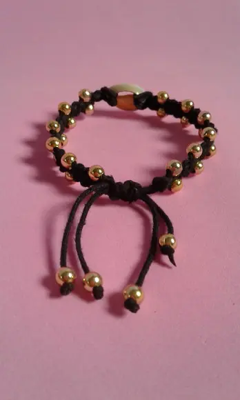 Pulseira de Macramê com Miçangas e Búzios