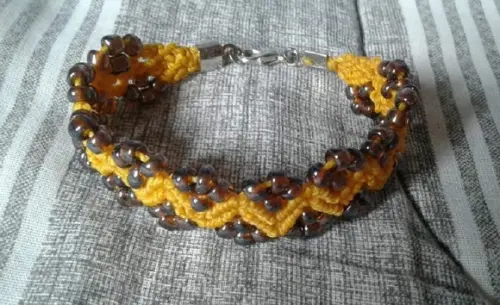 Pulseira de Macramê com Miçangas nas Bordas