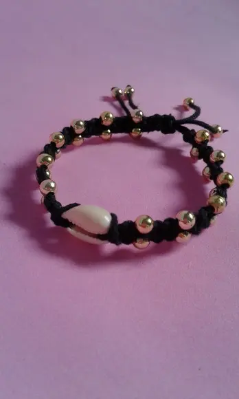 Pulseira de Macramê com Miçangas e Búzios