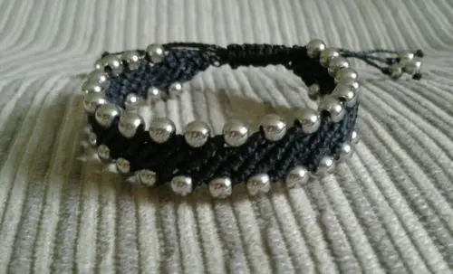 Pulseira de Macramê com Miçangas Prateadas