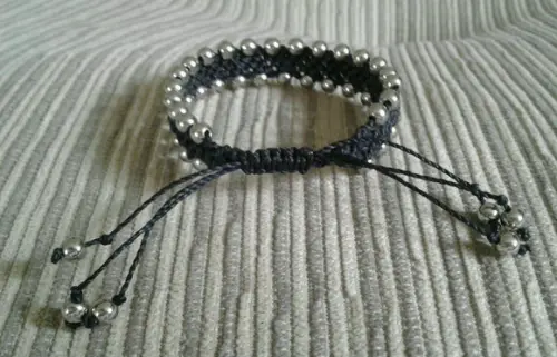 Pulseira de Macramê com Miçangas Prateadas