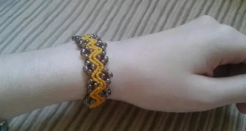 Pulseira de Macramê com Miçangas nas Bordas