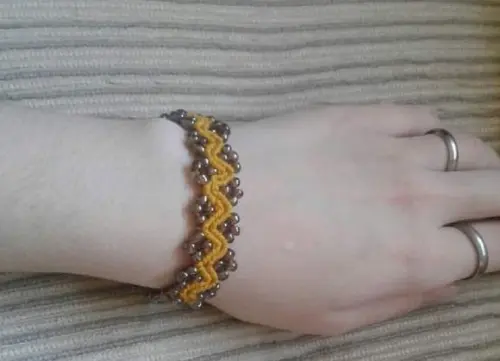 Pulseira de Macramê com Miçangas nas Bordas