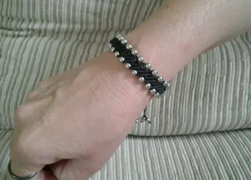 Pulseira de Macramê com Miçangas Prateadas