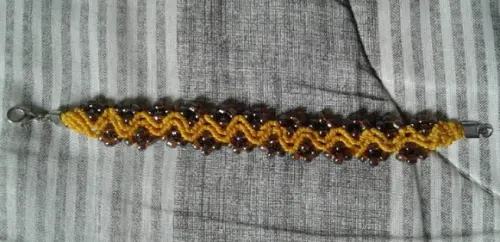 Pulseira de Macramê com Miçangas nas Bordas