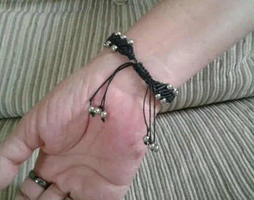 Pulseira de Macramê com Miçangas Prateadas