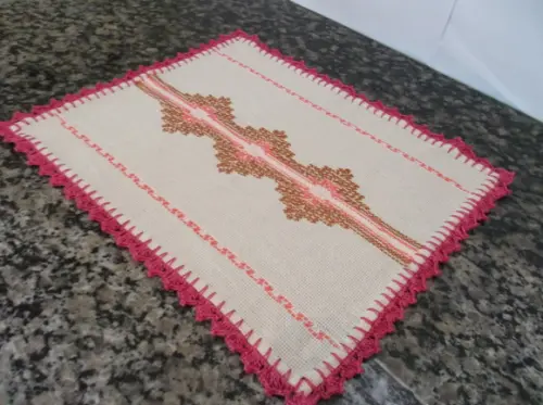 Toalhinha de Centro de Mesa Bordada em Vagonite