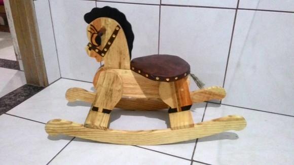 Cavalinho de Balanço de Madeira