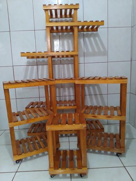 Kit Com Quatro Floreiras De Chão Com Rodízios.