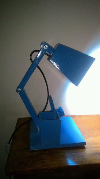 Luminária articulada de mesa porta celular e porta canetas