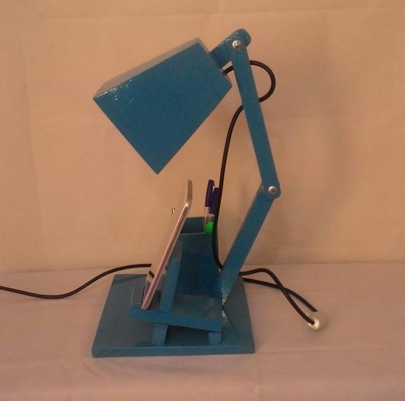 Luminária articulada de mesa porta celular e porta canetas