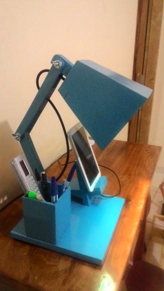 Luminária articulada de mesa porta celular e porta canetas