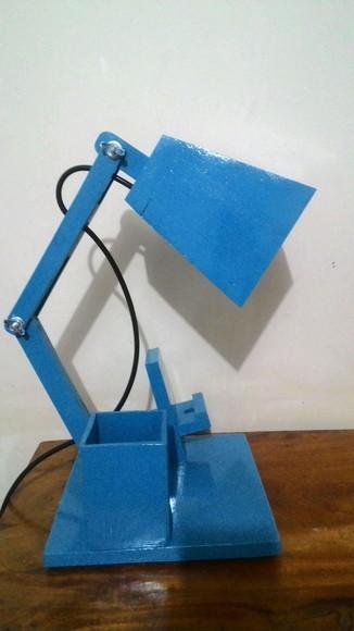Luminária articulada de mesa porta celular e porta canetas