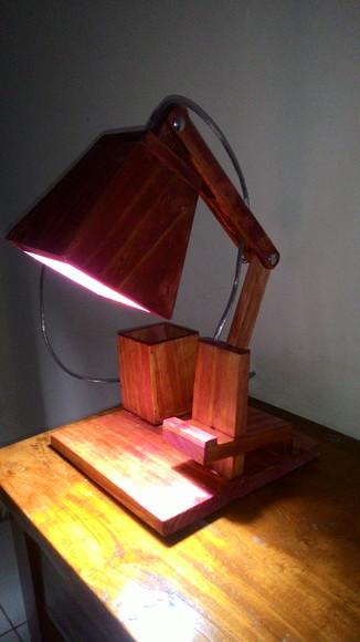 Luminária de mesa articulada artesanal porta celular caneta