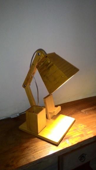 Luminária de mesa articulada com porta celular e canetas