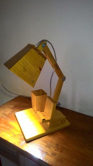 Luminária de mesa articulada com porta celular e canetas