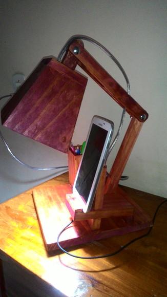 Luminária de mesa articulada artesanal porta celular caneta