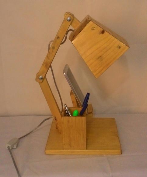 Luminária de mesa articulada com porta celular e canetas