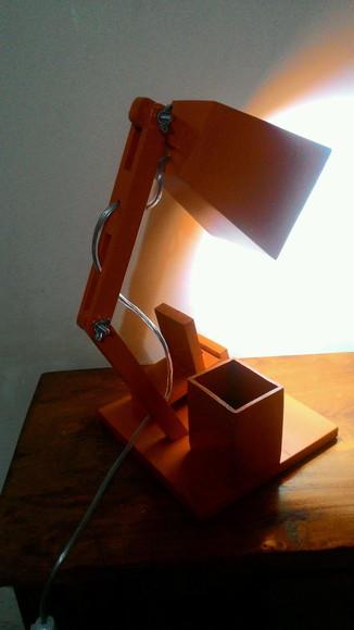 Luminária de mesa porta celular e porta canetas