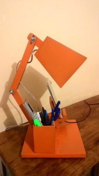 Luminária de mesa porta celular e porta canetas
