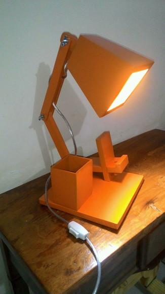 Luminária de mesa porta celular e porta canetas
