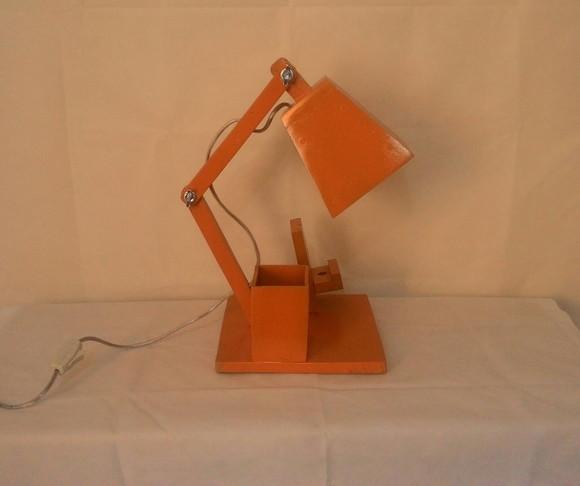 Luminária de mesa porta celular e porta canetas