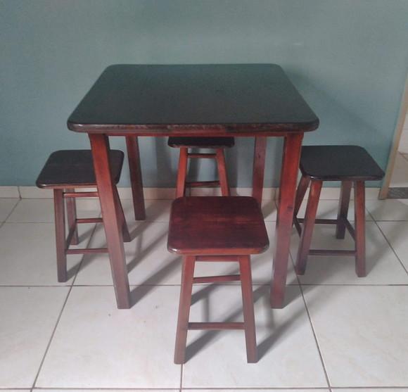 Mesa de Madeira Maciça com Quatro Banquetas